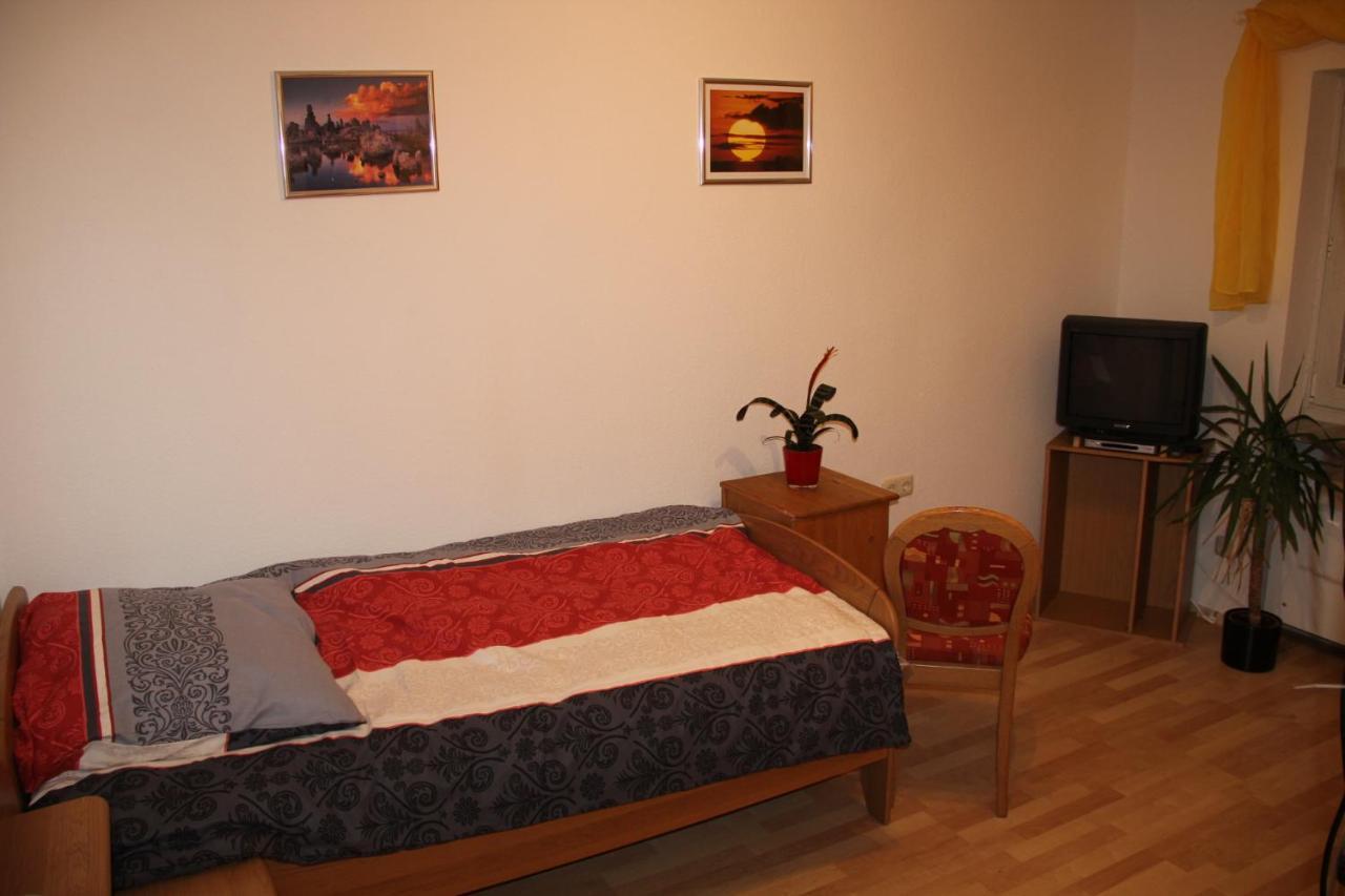 Ferienwohnung Mit 4 Schlafzimmer Fuer 2 Bis 9 Gaeste----Apartment With 4 Bedrooms For 2 To 9 Guests 纽伦堡 外观 照片
